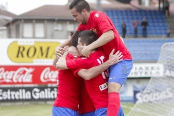 Campillo y Sanginés se abrazan a Yebra tras anotarel 4-3. (Foto: MIGUEL ÁNGEL)