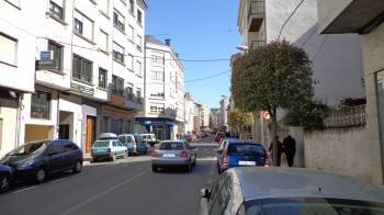 La calle Laureano Peláez. Los conductores tendrán que pagar por aparcar a ambos lados. (Foto: MARCOS ATRIO)
