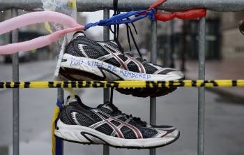 Unas zapatillas de deporte recuerdan a las víctimas del maratón en el lugar de los atentados. (Foto: JUSTIIN LANE)