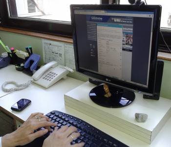 Una mujer consulta la página de un curso universitario a distancia durante un ejercicio online. (Foto: ARCHIVO)