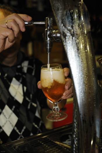 La cerveza, consumida de forma moderada, ayuda a restituir los carbohidratos. (Foto: ARCHIVO)