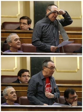  El diputado de Compromís, Joan Baldoví, ha aprovechado su pregunta al jefe del Gobierno, Mariano Rajoy, en la sesión de control en el Congreso para quitarse varias prendas.