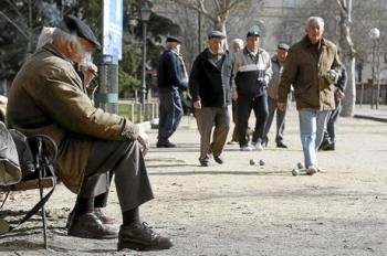 Un grupo de ancianos en un parque (Foto: efe)