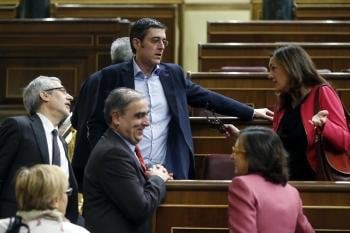 El diputado socialista, Eduardo Madina (c), junto a la portavoz parlamentaria socilista, Soraya Rodríguez .