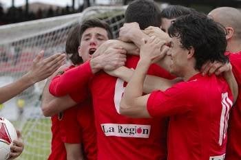 Los jugadores del Ourense celebran el gol que significaba la remontada del domingo ante el Avilés. (Foto: MIGUEL ÁNGEL)
