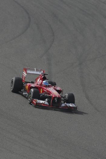 Fernando Alonso, con el DRS bloqueado, en la carrera del GP de Baréin. (Foto: VALDRIN XHEMAJ)