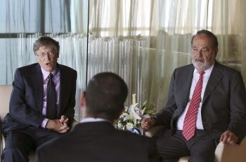 Bill Gates (i) y el mexicano Carlos Slim Helú, los dos hombres que encabezan año tras año las listas de millonarios.