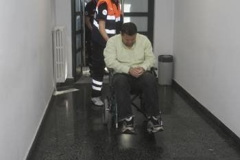 Rafael Liliner Gómez tuvo que entrar al juzgado el silla de ruedas por una lesión en una pierna. (Foto: MIGUEL ÁNGEL)