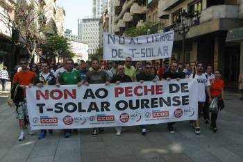 Los trabajadores de T-Solar, durante su manifestación por la calle del Paseo para reclamar que la empresa no cierre. (Foto: JOSÉ PAZ)