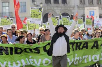 Una de las marchas para conmemorar el 39 aniversario de la Revolución de los Claveles, ayer en Lisboa. (Foto: J.S. GOULAO)