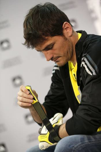 Casillas, ayer con unos guantes nuevos. (Foto: JAVIER LIZÓN)