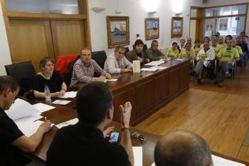 Marcos Blanco habla a los afectados por las preferentes, durante el pleno de ayer en Ribadavia. (Foto: XESÚS FARIÑAS)