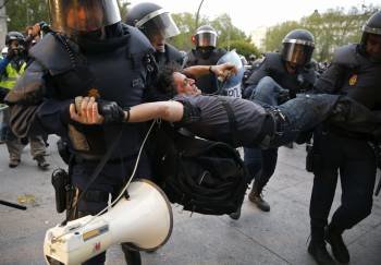 Efectivos de la Policía Nacional detienen a un manifestante en la plaza de Neptuno. (Foto: JUANJO MARTÍN)