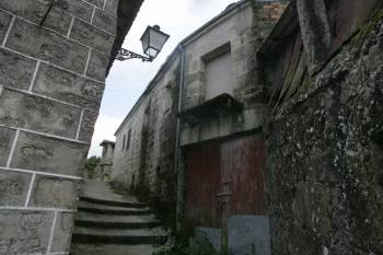 Una de las edificaciones sin habitar del casco histórico de Allariz. (Foto: MARCOS ATRIO)