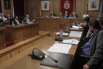 Los diputados escuchan una de las intervenciones de Plácido Álvarez. (Foto: MIGUEL ÁNGEL)