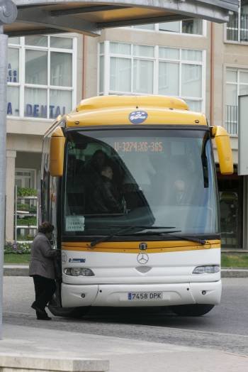 Una usuaria sube al autobús en Allariz para desplazarse a Ourense. (Foto: M. ATRIO)