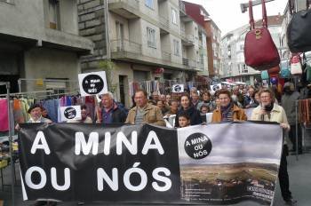 Cabecera de la manifestación que recorrió Xinzo en contra de la mina de feldespato.