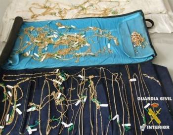 Mantas de joyas recuperadas por la Guardia Civil en una operación contra los 'descuideros' (Foto: ARCHIVO)
