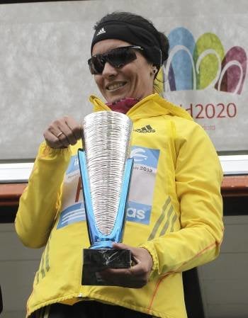 Vanessa Veiga, con el trofeo. (Foto: KIKO HUESCA)
