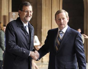 El presidente del Gobierno, Mariano Rajoy saluda al primer ministro de Irlanda, Enda Kenny, en Granada.  (Foto: M. A. MOLINA)