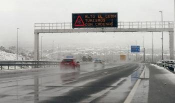 Aspecto que ofrecía a primera hora de esta mañana la carretera A6 Madrid-Coruña en dirección norte, donde la nieve ha obligado a extremar la precaución.