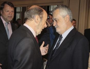 El presidente de la Junta de Andalucía y del PSOE, José Antonio Griñán, conversa con el secretario general del PSOE, Alfredo Pérez Rubalcaba.
