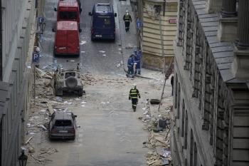 Los miembros de los servicios de emergencia trabajan en el lugar del suceso tras una explosión ocurrida en el centro de Praga.