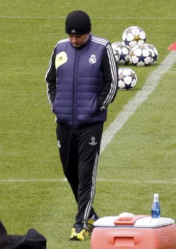 El técnico del Real Madrid, Jose Mourinho, durante el entrenamiento del equipo esta mañana en la ciudad deportiva de Valdebebas.