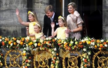  El nuevo rey, Guillermo-Alejandro, y la reina consorte Máxima, acompañados por sus hijas 