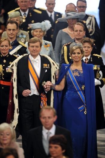 Alejandro de Holanda, acompañado de su esposa, la reina consorte Máxima.