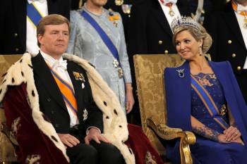 La reina Máxima mira muy sonriente a su esposo, el ya rey Guillermo-Alejandro, en un momento de la ceremonia de entronización. (Foto:  P. DEJONG/ R. UTRECHT)