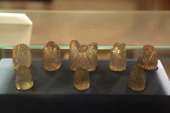 Tres de las ocho figuras del ajedrez de San Rosendo, del siglo X. (Foto: JOSÉ PAZ)