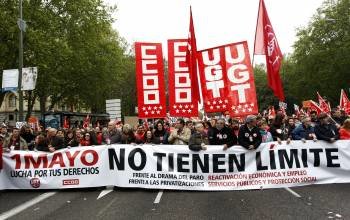 Cabeza de la manifestación central que convocaron UGT y CC.OO. en Madrid. (Foto: CHEMA MOYA )