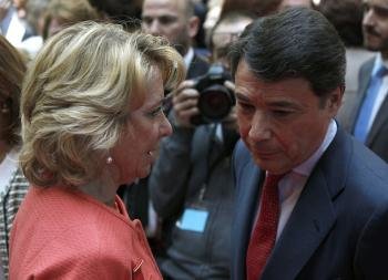 l presidente de la Comunidad madrileña, Ignacio González, conversa con su antecesora en el cargo y presidenta del PP de Madrid, Esperanza Aguirre.
