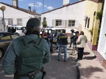 Fotografía facilitada por la Guardia Civil de la intervención de alguno de los ochenta agentes que han participado hoy en la 'Operación Bahondo' (Foto: EFE)