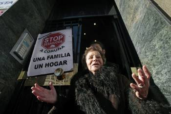 Aurelia Rey, a las puertas de su antigua vivienda, en una de las protestas por su desahucio, en febrero. (Foto: CABALAR)