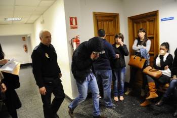 El autor de los atracos, a la entrada en el Juzgado de lo Penal 2 de Ourense. (Foto: MARTIÑO PINAL)