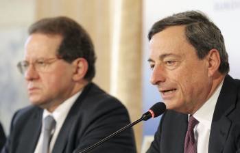 Mario Draghi (d.), con el vicepresidente del Banco Central Europeo Vitor Connstancio. (Foto: PETER HUDEC)