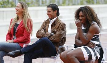 Rafa Nadal, ayer sonriente entre la bielorrusa Azarenka y la estadounidense Serena Williams. (Foto: JUANJO MARTÍN)