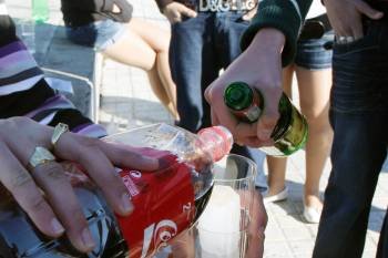 Dos jóvenes mezclan una bebida alcohólica durante un botellón. (Foto: ARCHIVO)
