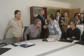 El conselleiro Francisco Conde saluda a los representantes de los trabajadores de T-Solar.  (Foto: MIGUEL ÁNGEL)