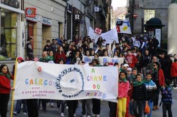 Cada centro educativo participante percorreu a cidade cunha pancarta en defensa do galego e reclamando a súa protección.  (Foto: FOTOS: MARTIÑO PINAL)