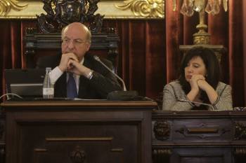 Agustín Fernández y Marga Martín atienden a la intervención de uno de los portavoces. (Foto: M.Á.)