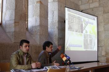 Feijóo y Rúa, durante la presentación de los vestigios arqueológicos. (Foto: XESÚS FARIÑAS)