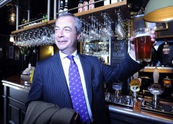 El líder del partido antieuropeo UKIP, Nigel Farange, celebra con una pinta los resultados electorales.  (Foto: F. ARRIZABALAGA)