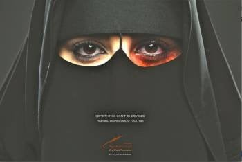 Uno de los carteles de la campaña que muestra a una mujer con un 'niqab' negro y un ojo hinchado.