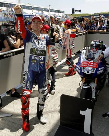 Lorenzo celebra la pole de MotoGP en el circuito de Jerez. (Foto: ROMÁN RÍOS)