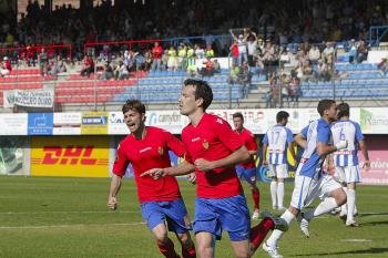 Borja Yebra celebra el tanto que significaba el 1-0 para el Ourense. (Foto: miguel ángel)