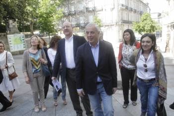 Agustín Fernández y Pachi Vázquez acompañados por miembros del gobierno municipal.  (Foto: MIGUEL ÁNGEL)