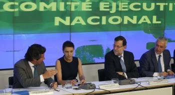 El presidente del Gobierno, Mariano Rajoy, escucha al vicesecretario del PP Carlos Floriano, junto a la secretaria general del partido, Maria Dolores de Cospedal, y el vicesecretario Javier Arenas.